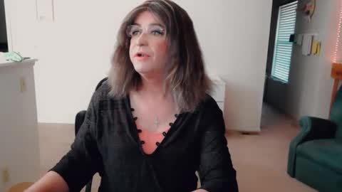 Snapshot of luvs2bbritney chatting on 14, 12, 2025 Britney online show from 14, 12, 2025