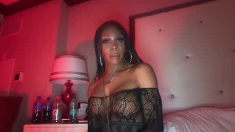 Snapshot of luvvlee chatting on 10, 7, 2026 luvvlee online show from 10, 7, 2026