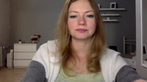 Snapshot of lux_millie chatting on 3, 11, 2025 Millie online show from 3, 11, 2025