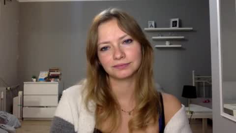 Snapshot of lux_millie chatting on 18, 12, 2025 Millie online show from 18, 12, 2025