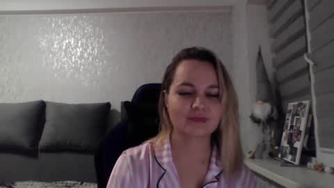 Snapshot of lyeeu25 chatting on 13, 12, 2025 Tina online show from 13, 12, 2025