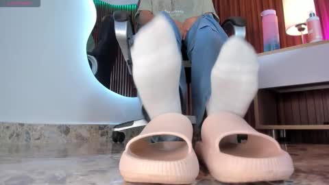 Snapshot of lyhana_lee chatting on 1, 10, 2025 Lyhana Lee online show from 1, 10, 2025