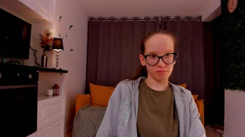 Snapshot of lynettebails chatting on 22, 2, 2025 Sara online show from 22, 2, 2025