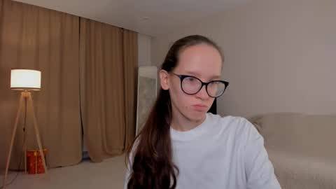 Snapshot of lynettebails chatting on 28, 9, 2025 Sara online show from 28, 9, 2025