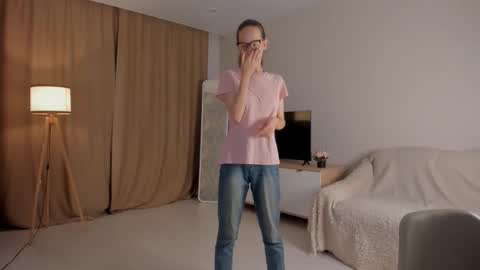 Snapshot of lynettebails chatting on 18, 10, 2025 Sara online show from 18, 10, 2025