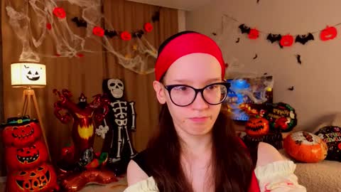 Snapshot of lynettebails chatting on 29, 10, 2025 Sara online show from 29, 10, 2025