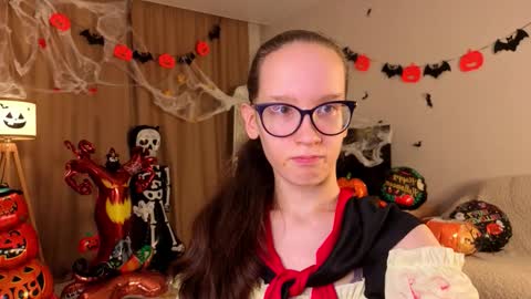 Snapshot of lynettebails chatting on 31, 10, 2025 Sara online show from 31, 10, 2025