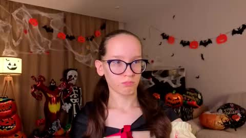 Snapshot of lynettebails chatting on 1, 11, 2025 Sara online show from 1, 11, 2025