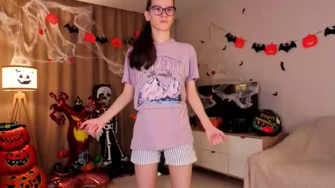 Snapshot of lynettebails chatting on 2, 11, 2025 Sara online show from 2, 11, 2025