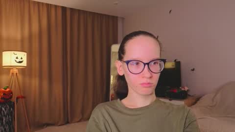 Snapshot of lynettebails chatting on 18, 11, 2025 Sara online show from 18, 11, 2025