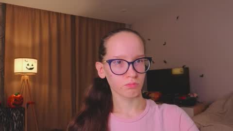 Snapshot of lynettebails chatting on 19, 11, 2025 Sara online show from 19, 11, 2025