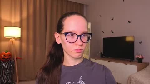 Snapshot of lynettebails chatting on 21, 11, 2025 Sara online show from 21, 11, 2025