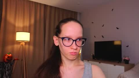 Snapshot of lynettebails chatting on 22, 11, 2025 Sara online show from 22, 11, 2025