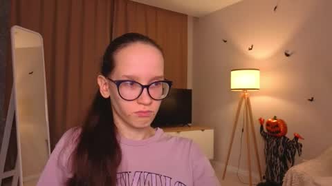 Snapshot of lynettebails chatting on 24, 11, 2025 Sara online show from 24, 11, 2025