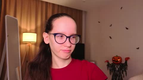 Snapshot of lynettebails chatting on 26, 11, 2025 Sara online show from 26, 11, 2025