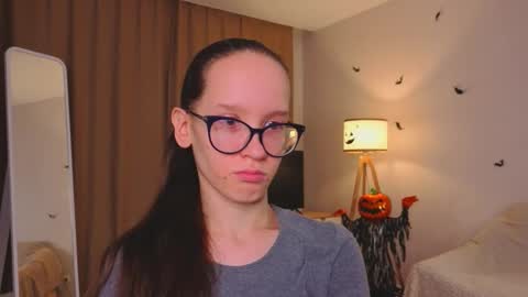 Snapshot of lynettebails chatting on 27, 11, 2025 Sara online show from 27, 11, 2025