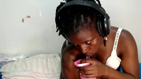 Snapshot of lynnesee chatting on 18, 10, 2025 lyenne online show from 18, 10, 2025