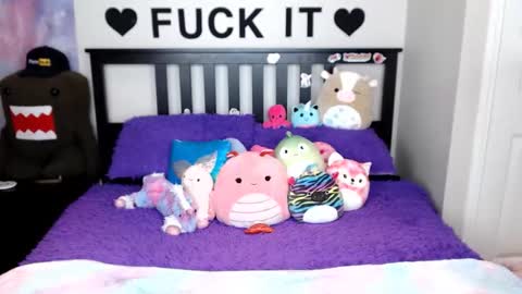 Snapshot of mackenziewolfe chatting on 25, 11, 2025 Mackenzie Wolfe online show from 25, 11, 2025