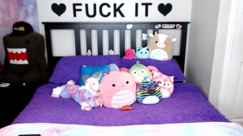 Snapshot of mackenziewolfe chatting on 1, 12, 2025 Mackenzie Wolfe online show from 1, 12, 2025