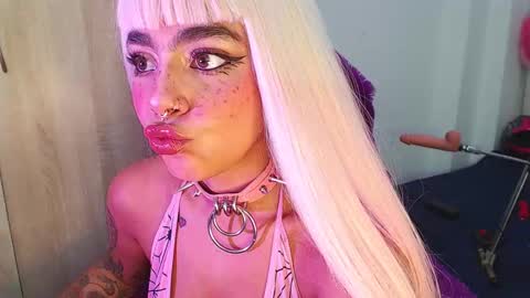 Snapshot of maddiie_and_clyde chatting on 24, 9, 2025 maddiie and clyde online show from 24, 9, 2025