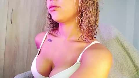 Snapshot of maddiie_and_clyde chatting on 25, 9, 2025 maddiie and clyde online show from 25, 9, 2025