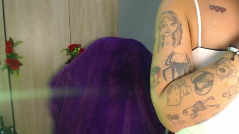 Snapshot of maddiie_and_clyde chatting on 23, 10, 2025 maddiie and clyde online show from 23, 10, 2025