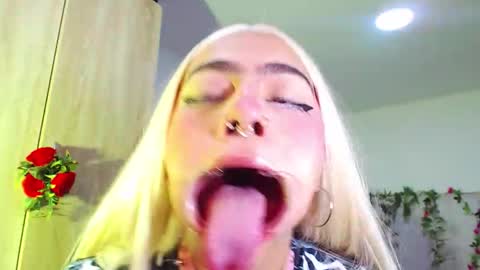 Snapshot of maddiie_and_clyde chatting on 2, 11, 2025 maddiie and clyde online show from 2, 11, 2025