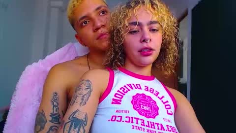 Snapshot of maddiie_and_clyde chatting on 19, 11, 2025 maddiie and clyde online show from 19, 11, 2025