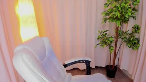 Maddy Please help me with your thumbs up its important online show from 18, 2, 2025