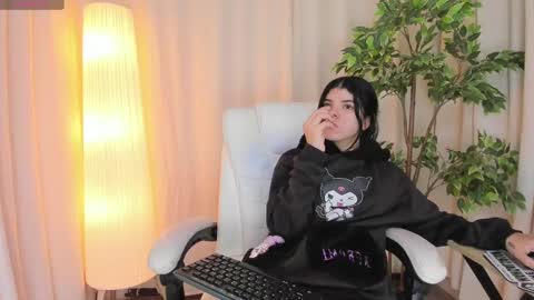 Maddy Please help me with your thumbs up its important online show from 6, 3, 2025