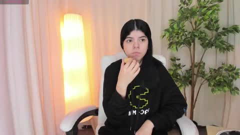 Maddy Please help me with your thumbs up its important online show from 7, 3, 2025