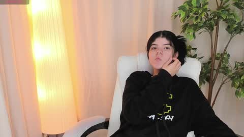 Maddy Please help me with your thumbs up its important online show from 7, 3, 2025