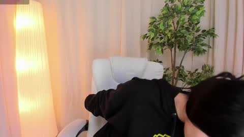 Maddy Please help me with your thumbs up its important online show from 11, 3, 2025