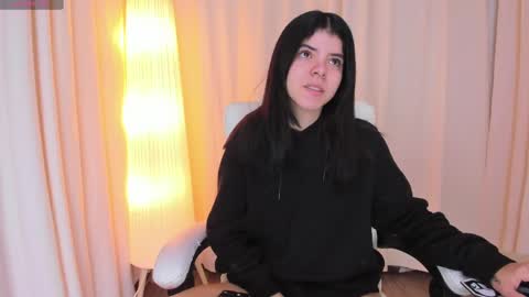 Maddy Please help me with your thumbs up its important online show from 12, 3, 2025