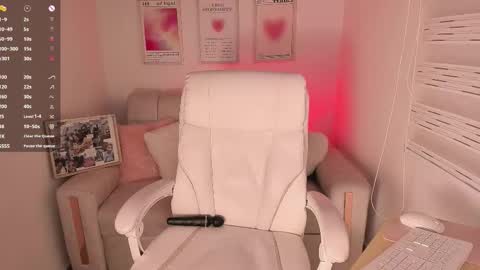 Snapshot of maddy_bronw chatting on 24, 10, 2025 Maddy online show from 24, 10, 2025