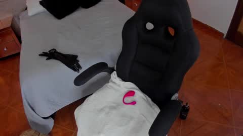 Snapshot of maddycrofft chatting on 28, 2, 2025 Maddy Crofft online show from 28, 2, 2025