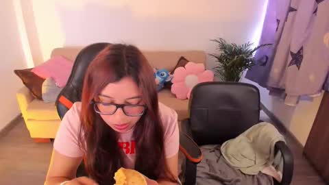 Snapshot of madelaine_taylor chatting on 22, 11, 2025 madelaine_taylor online show from 22, 11, 2025