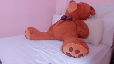 Snapshot of mae_lyra chatting on 6, 11, 2025 Mae Lyra online show from 6, 11, 2025