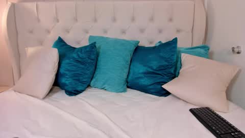 Snapshot of mae_lyra chatting on 8, 11, 2025 Mae Lyra online show from 8, 11, 2025