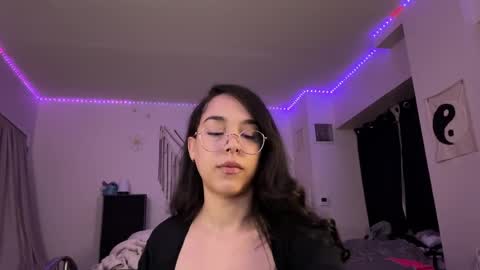 Mae Mariposa  online show from 5, 6, 2026