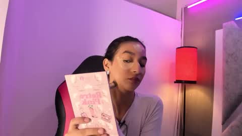 Snapshot of maggie_greene chatting on 15, 12, 2025 Maggie online show from 15, 12, 2025