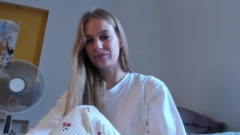 Snapshot of magic_couple13 chatting on 14, 11, 2025 Alice online show from 14, 11, 2025