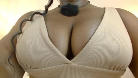 Snapshot of maiacharris_ chatting on 12, 11, 2025 Maia Charris online show from 12, 11, 2025