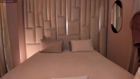 Snapshot of maiacollins chatting on 20, 9, 2025 Maia online show from 20, 9, 2025