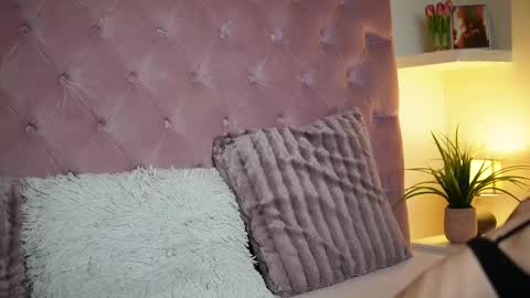 Snapshot of maiamini chatting on 25, 10, 2025 Maia online show from 25, 10, 2025