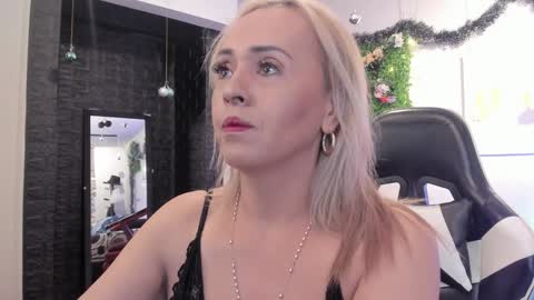 Snapshot of mailyn_jung_ chatting on 4, 1, 2025 Carolina Barrantes Munera online show from 4, 1, 2025