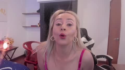 Snapshot of mailyn_jung_ chatting on 22, 1, 2025 Carolina Barrantes Munera online show from 22, 1, 2025