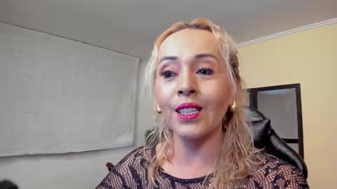 Snapshot of mailyn_jung_ chatting on 12, 9, 2025 Carolina Barrantes Munera online show from 12, 9, 2025