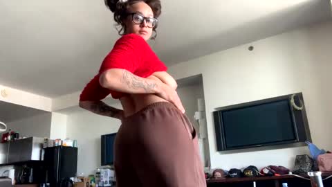 Snapshot of makeouthilldani chatting on 5, 1, 2025 hokulani online show from 5, 1, 2025