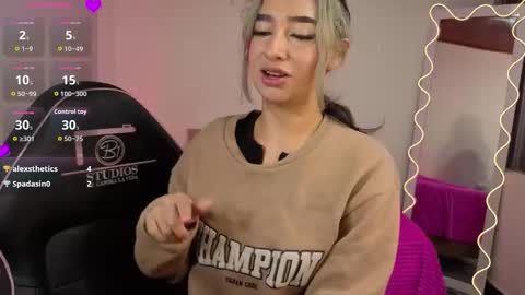 Snapshot of malory_tay chatting on 7, 11, 2025 Malory online show from 7, 11, 2025